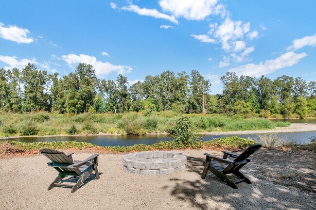 Building Photo - 39601 Santiam Bluffs Rd NE