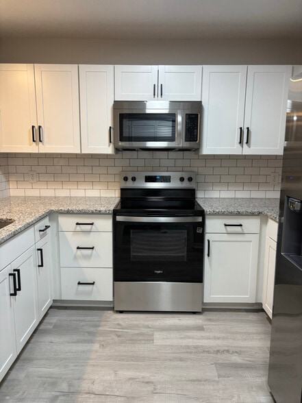 Building Photo - 1252 N Forest Dr