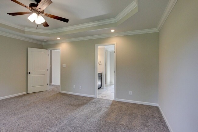 Building Photo - Huge 5 bed 3 ba.  Gorgeous House Near Post...