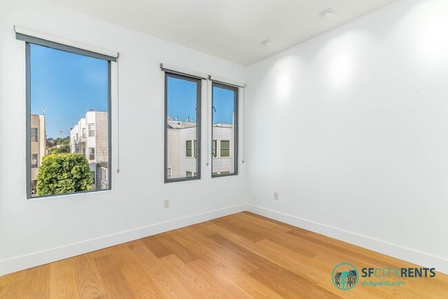 Building Photo - Marina: Remodeled Light-Filled Top-Floor Marina Condo with Private Roof Deck