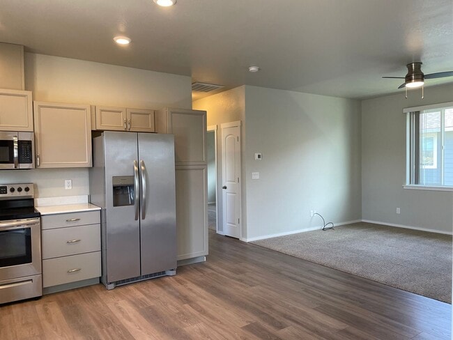 Building Photo - Newer-Very Nice 2 Bedroom 1 Bath Upstairs Noise Free Apartment****HALF OFF FIRST FULL MONTHS RENT...