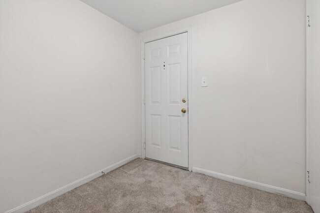 Building Photo - Simply Beautiful, Spacious 2 Bd/1Bth Condo on 50 acres of parklike setting w/ winding paths!