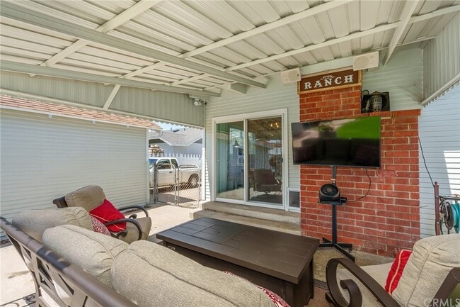 Building Photo - 926 N San Gabriel Ave