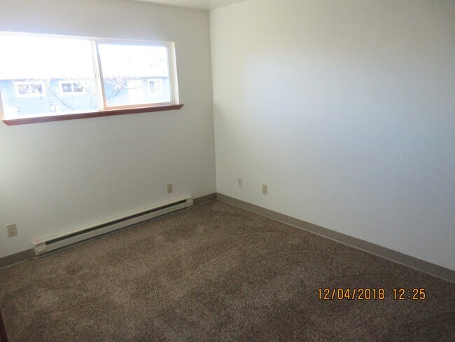 Building Photo - (917) 27th Street Duplex - 2 Bedroom / 1 Bathroom - Albany Duplex ***PET FRIENDLY