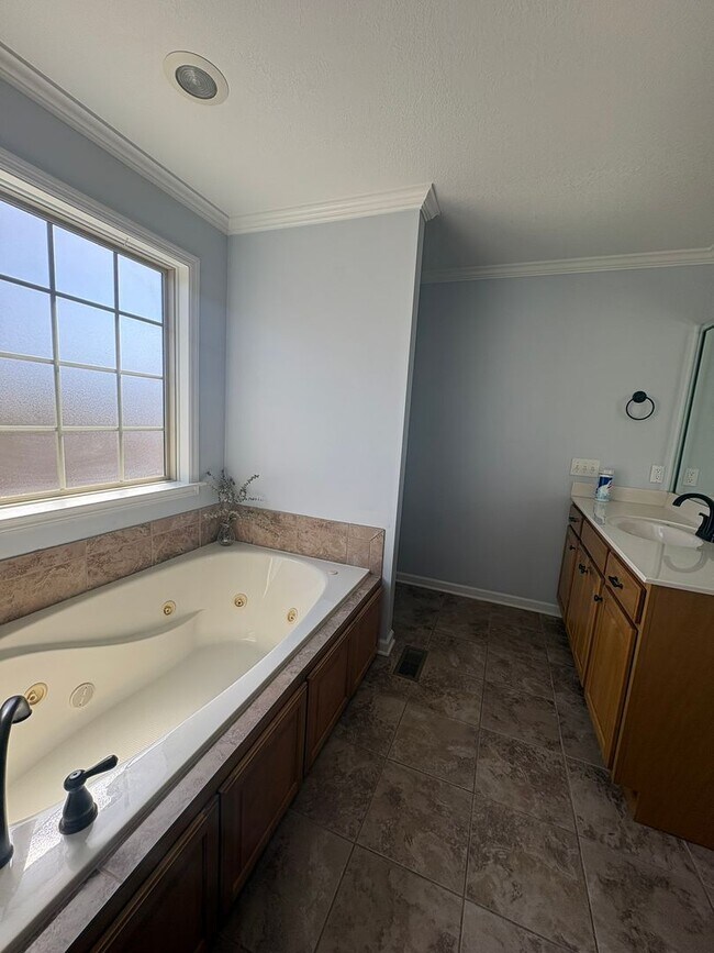 Building Photo - 4 Bedroom 3 Bath House