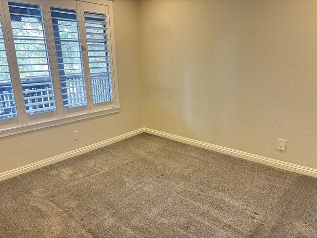Building Photo - Stylish Upstairs Condo Next to Peter's Canyon