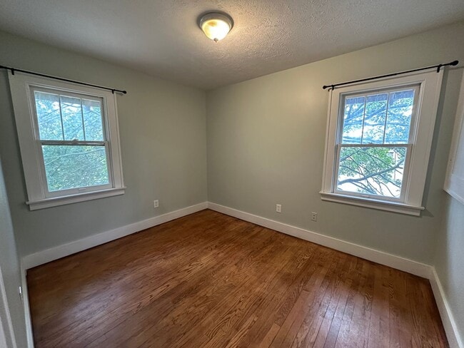 Building Photo - Move in Special - $500 off November rent -...