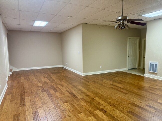 Building Photo - 421 Amberland Ln