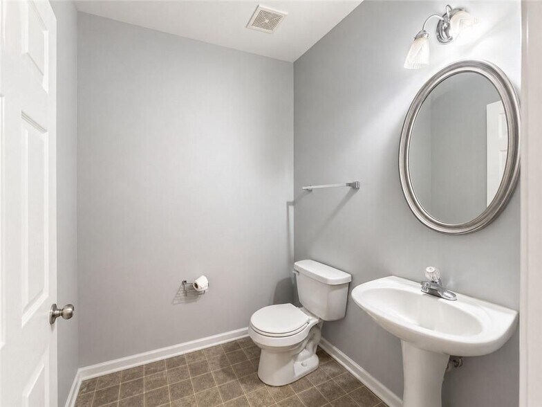 Building Photo - 2268 White Alder Dr NE