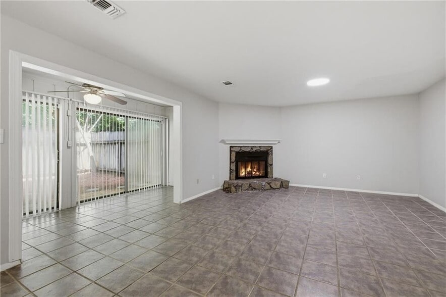 Building Photo - 2183 Surrey Ct