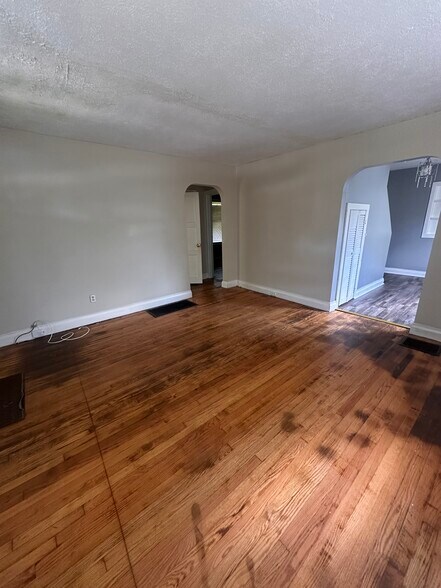 Building Photo - 1008 W Lexington Ave