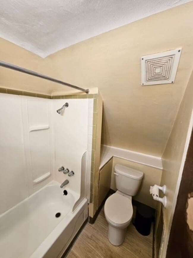 Building Photo - 546 Greenfield Ave