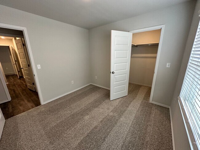 Building Photo - Move -in Special: Stunning 4-Bedroom, 2-Ba...