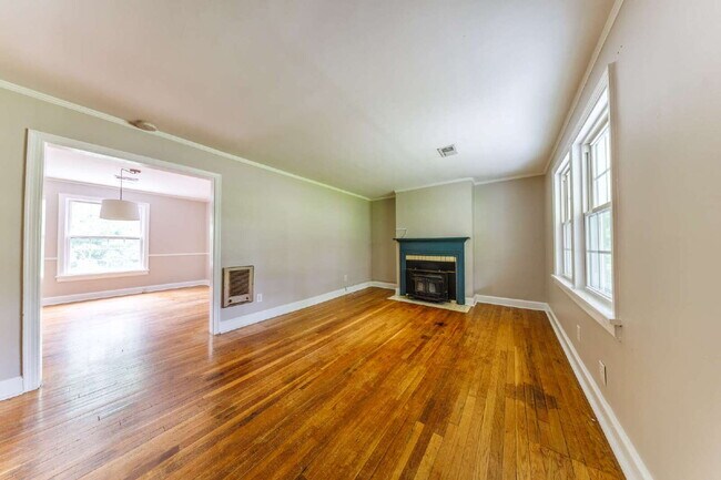 Building Photo - **NOW AVAILABLE!** 2 Bed, 1 Bath Inglewood...