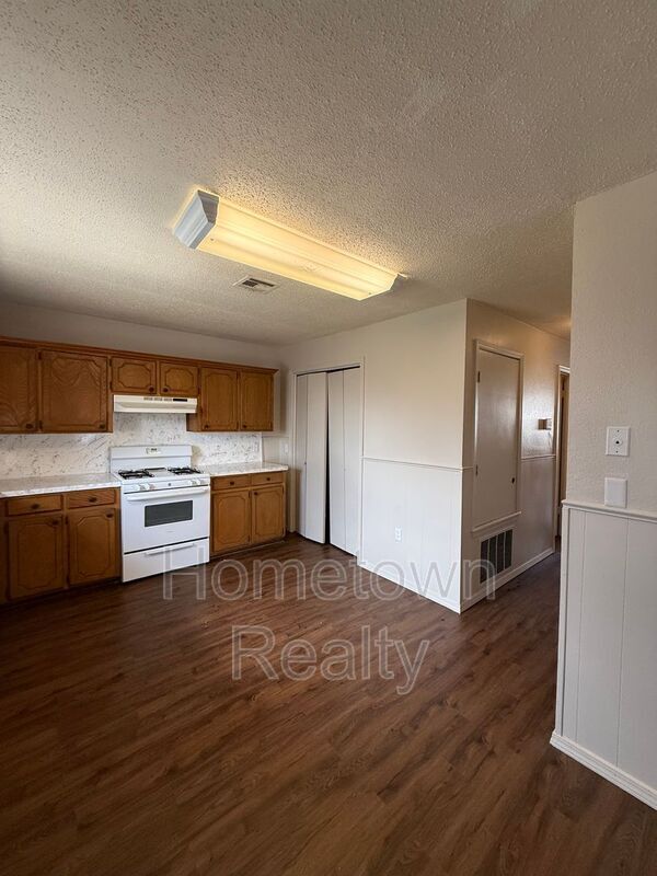 Building Photo - 5 W Farrall St