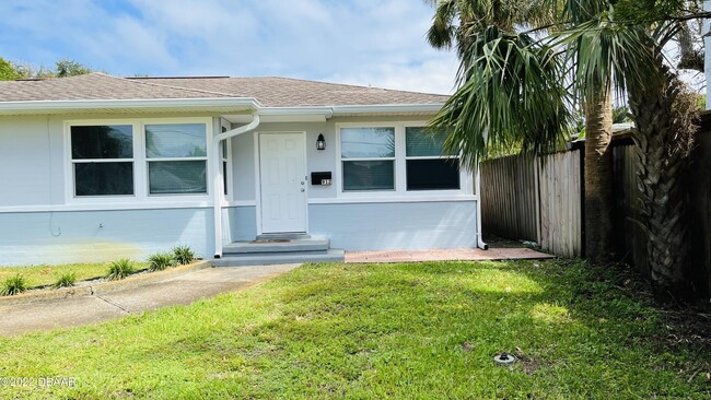 Building Photo - 914 N Wild Olive Ave