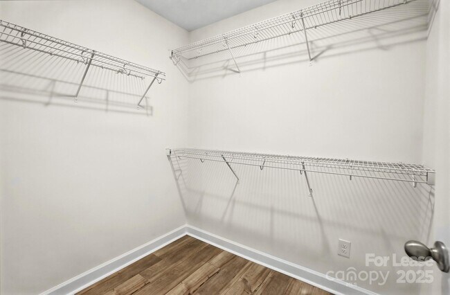 Building Photo - 3909 Woodland View Dr