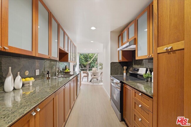 Building Photo - 429 N Oakhurst Dr