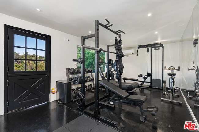 Building Photo - 2528 Carman Crest Dr