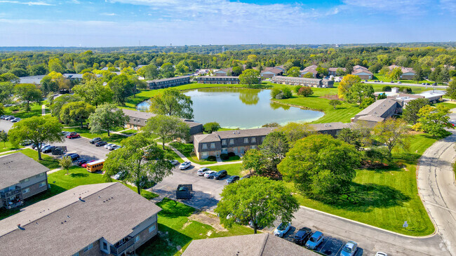 Building Photo - Acclaim at Hinsdale Lake