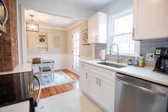 Building Photo - 7046 Greenleaf Ave