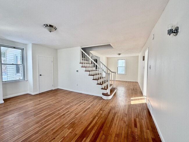 Building Photo - FOR RENT- Spacious 4 Bedroom 2 Bath Home in Penns Grove $2000