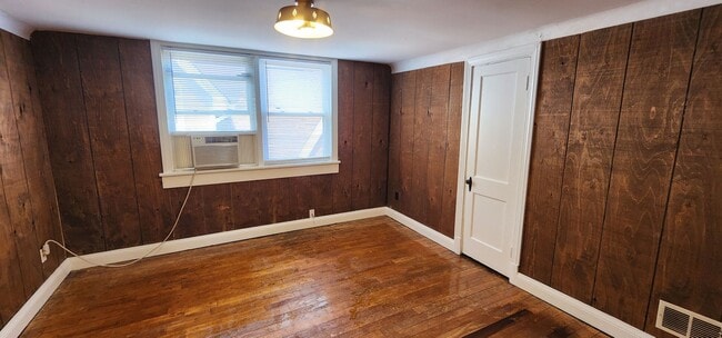 Building Photo - Welcome to this charming 3-bedroom, 2-bath...