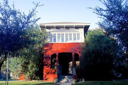 Building Photo - 4101 Dallas St