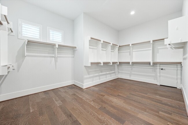 Building Photo - 626 Attingham Dr