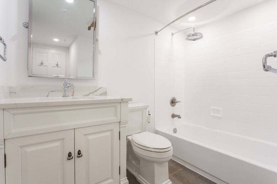 Full Bathroom - 1035 Spruce St