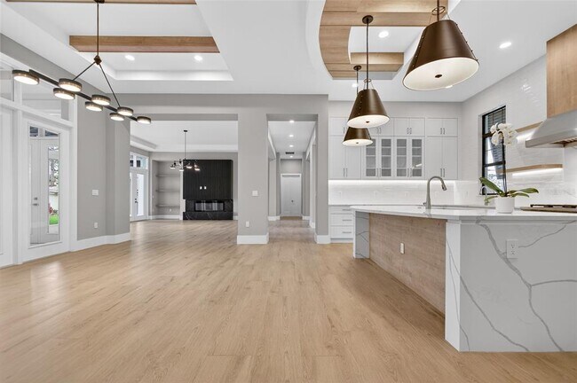 Building Photo - 16130 Pendio Dr