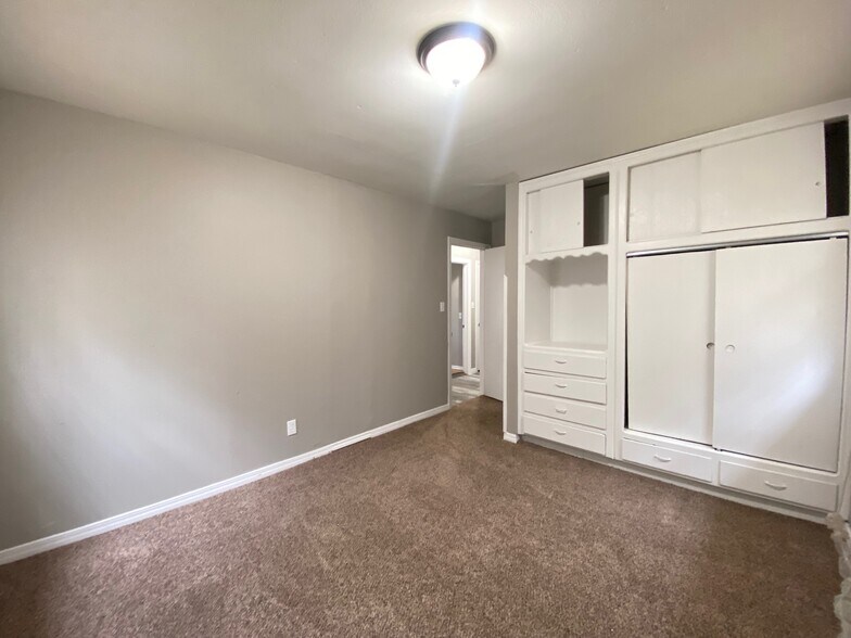 Building Photo - 3712 Woodside Dr