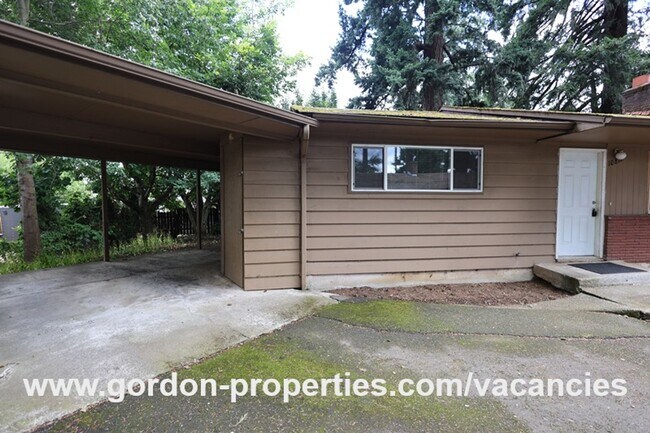 Building Photo - SE Green Vista Dr - Milwaukie 2 bedroom du...