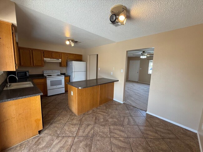 Building Photo - Pool Home in Ponderosa Valley!