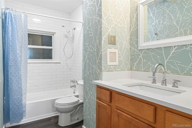 Building Photo - "Charming 3-Bedroom Home with 2 Full Baths in Prime Lakewood Location!"