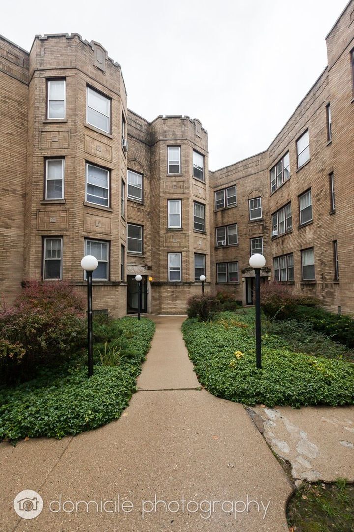 Building Photo - 903 W Altgeld St
