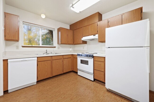 Building Photo - MOVE IN READY! Includes water, sewer and garbage. 2 bed 1 bath downtown Olympia!