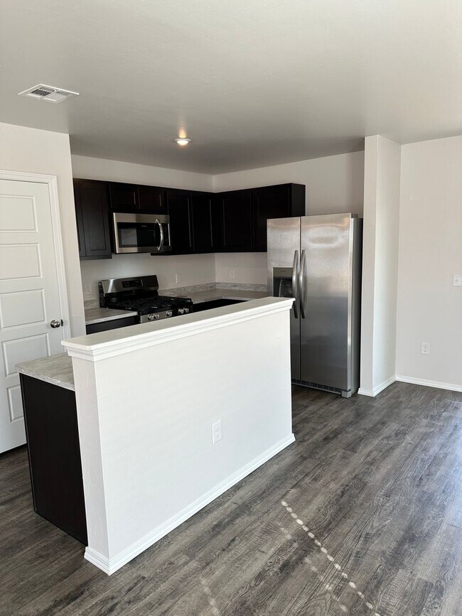 Building Photo - Preleasing Now! Spacious 3-Bed, 2-Bath Home in Yukon