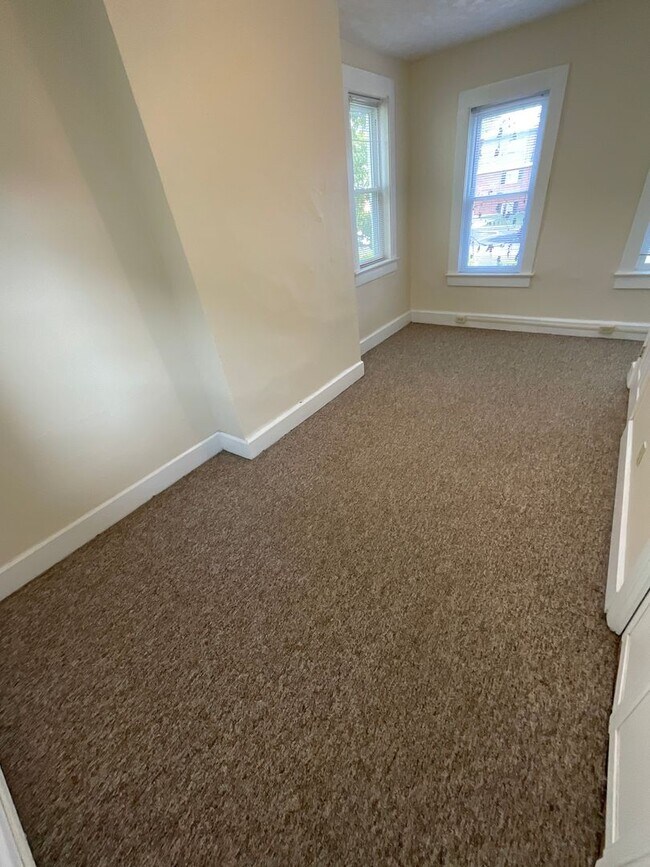 Building Photo - 4 BED HISTORIC BLOOMINGTON HOUSE!! *AVAILABLE AUGUST 2027*