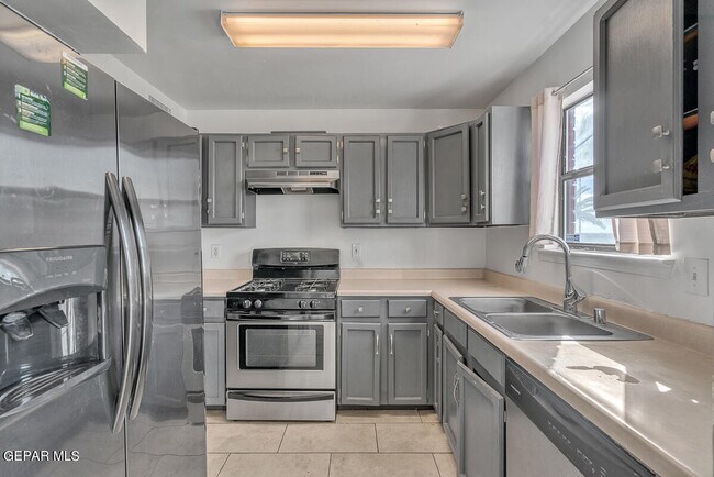 Building Photo - 1049 Desierto Luna St