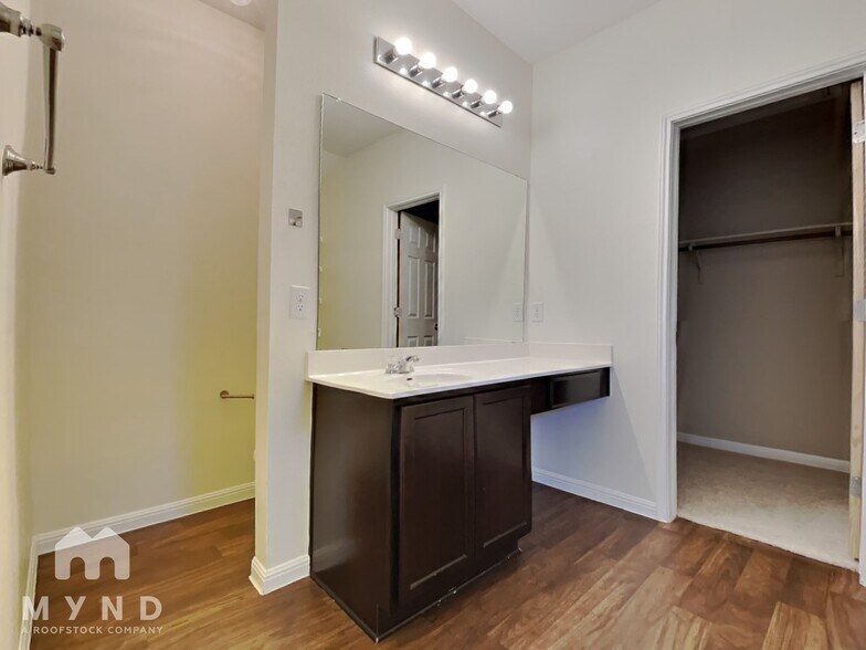 Building Photo - 1100 Mitchell Dr