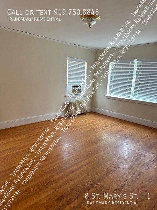 Building Photo - 1 Bedroom 1 Bath Apartment at Corner of St...