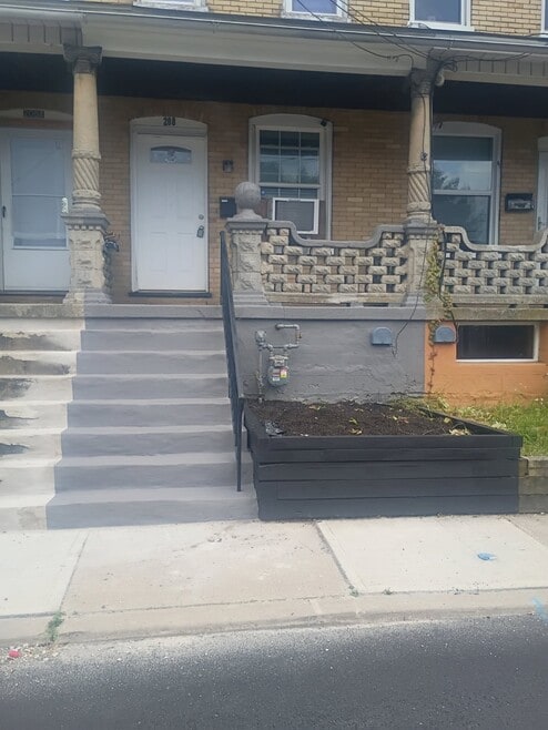 Building Photo - 208 Morris St