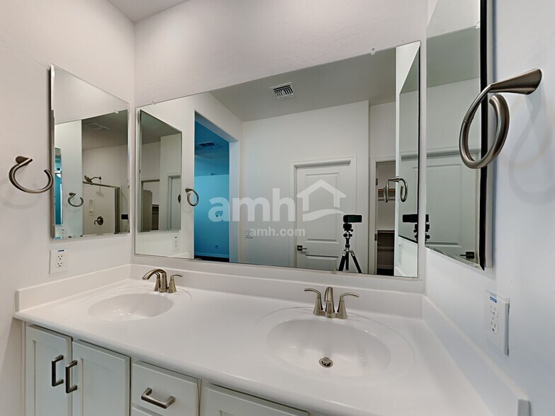 Building Photo - 881 S 150th Dr