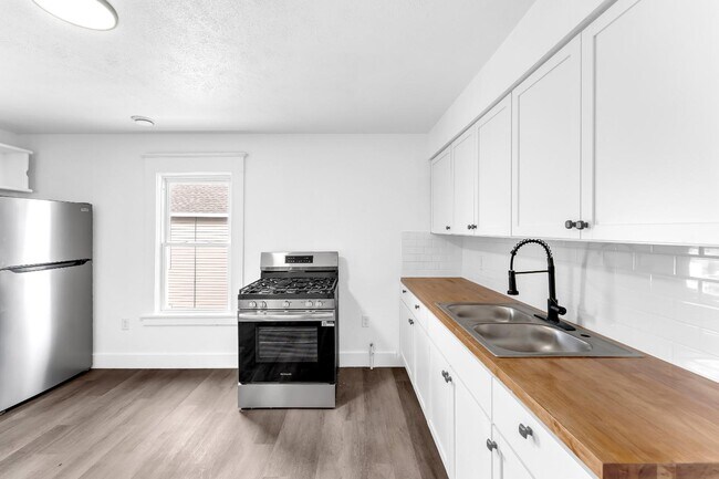 Building Photo - 1754 Godfrey Ave SW