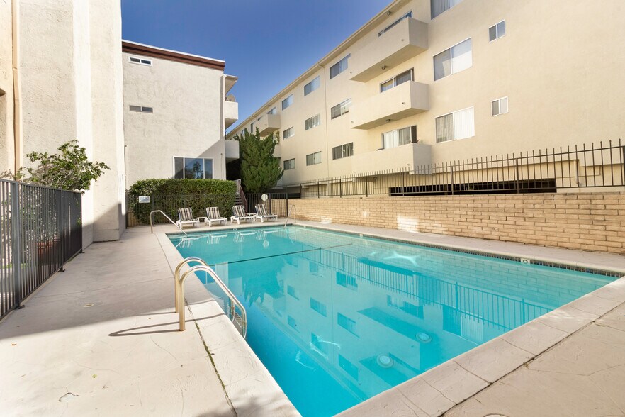 Building Photo - 5412 Lindley Ave