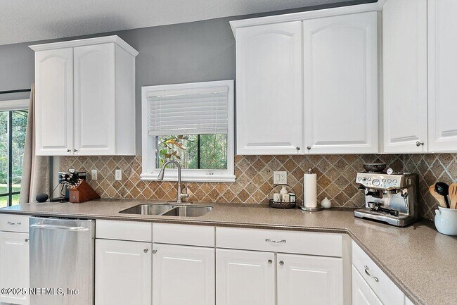 Building Photo - 129 Thornloe Dr