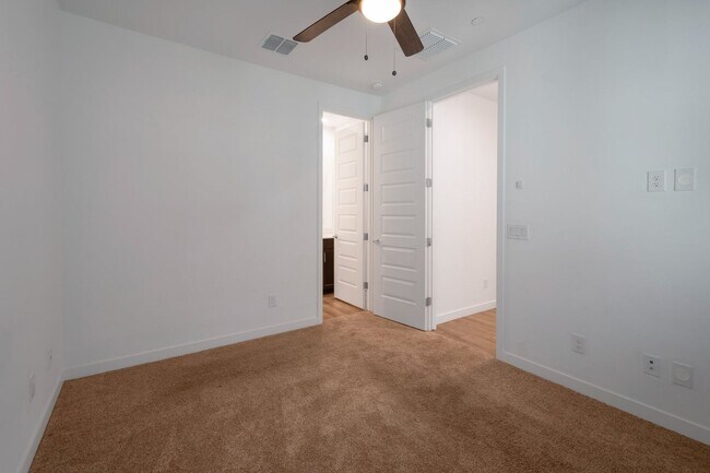 Building Photo - Like Brand New Luxurious Modern 3 Bedroom ...