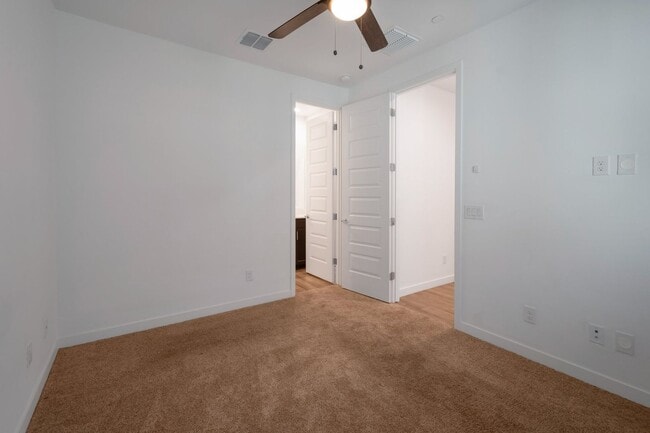 Building Photo - Like Brand New Luxurious Modern 3 Bedroom 2 Bath Townhome in Warner Meadow – Rare Rental Opportun...