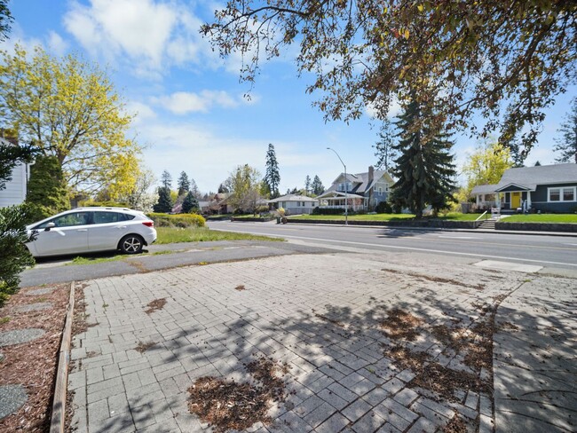 Building Photo - Spacious 4-Bedroom Home w/large Outdoor Sp...